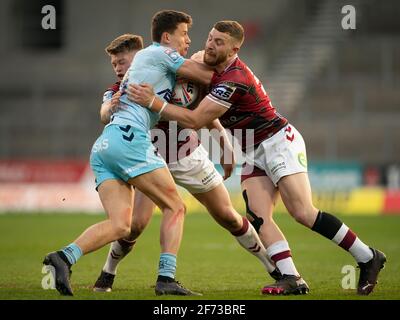 Wigan Warriors vs Wakefield Trinity Wakefield Trinity's Innes Senior is Affrontée par les smitthies Morgan de Wigan Warriors et Jackson de Wigan Warriors Hast Banque D'Images