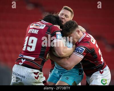 Wigan Warriors vs Wakefield Trinity Wakefield le Chris Green de Trinity est Affrontée par Liam Byrne, de Wigan Warriors, et Ethan, de Wigan Warriors Havard Banque D'Images