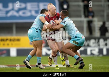 Wigan Warriors vs Wakefield Trinity Wigan Warriors Liam Farrell est abordé Banque D'Images