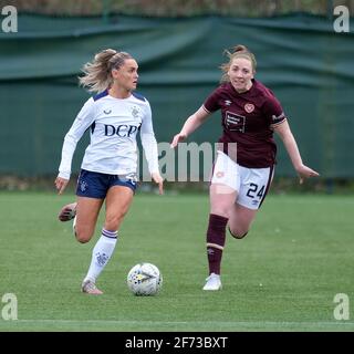 Édimbourg, Royaume-Uni. 04e avril 2021. Sam Kerr, de Rangers, et Rachel Walkingshaw, de coeurs, lors du match de la première ligue des femmes écossaises 1 à Oriam à Édimbourg, en Écosse. Crédit: SPP Sport presse photo. /Alamy Live News Banque D'Images