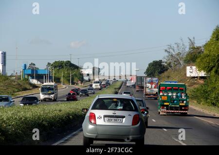 salvador, bahia / brésil - 1 février 2013 : des véhicules sont vus passer sur l'autoroute BR 324 dans la ville de Salvador. *** Légende locale *** Banque D'Images