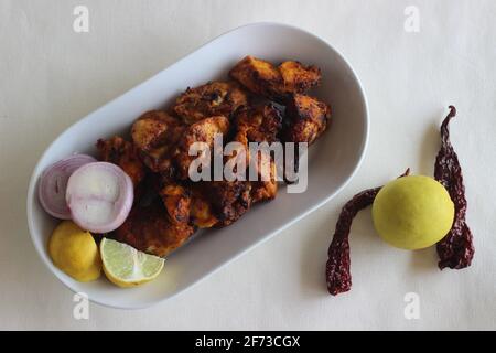 Rôti de poulet sec de style Kerala. Préparé à l'aide d'une friteuse à air. Prise de vue sur fond blanc Banque D'Images