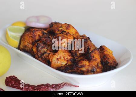 Rôti de poulet sec de style Kerala. Préparé à l'aide d'une friteuse à air. Prise de vue sur fond blanc Banque D'Images