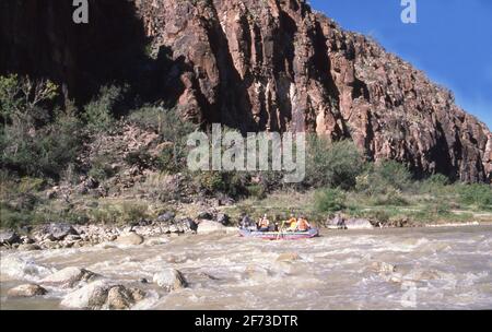 Les chevrons flottent sur le fleuve Rio Grande à travers le Colorado Canyon près du parc national de Big Bend dans l'ouest du Texas. ©Bob Daemmrich Banque D'Images