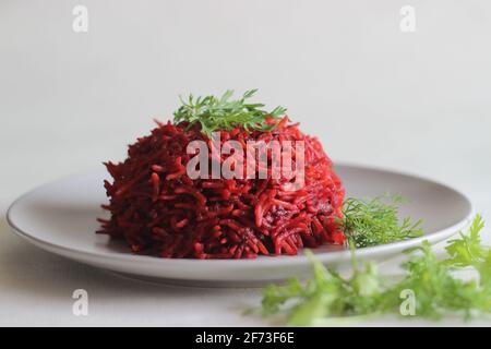 Pulao. Une préparation de riz simple et savoureuse en une casserole avec du riz basmati, des betteraves, des oignons et des épices. Garni de feuilles de coriandre fraîche. SHO Banque D'Images