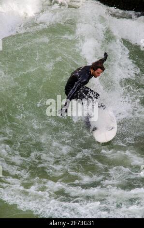 Jardin anglais, Munich, Allemagne - 04.11.2014: Surfeur dans la ville rivière Eisbach. Dans le jardin anglais sur la rivière, une vague artificielle est faite pour sur Banque D'Images