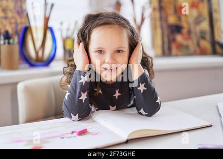 Belle fille funky dans le casque d'écoute de la musique sur ordinateur portable et de danse, heureuse fille drôle portant le casque. Concept d'enseignement primaire en ligne. Photo de haute qualité Banque D'Images