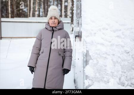 Femme caucasienne mature un agriculteur se tenant près de la serre à saison d'hiver Banque D'Images