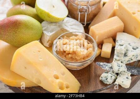 Confiture de poires savoureuse avec différents fromages sur la table Banque D'Images