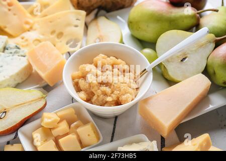 Confiture de poires savoureuse avec différents fromages sur la table Banque D'Images