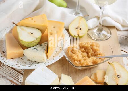 Confiture de poires savoureuse avec différents fromages sur la table Banque D'Images