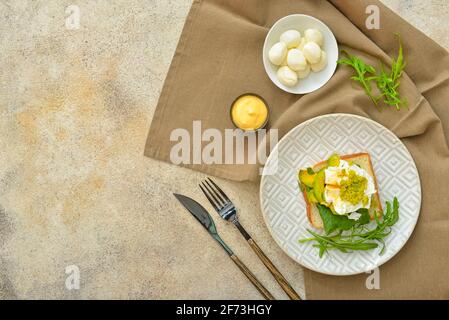 Assiette avec délicieux sandwich sur fond gris Banque D'Images