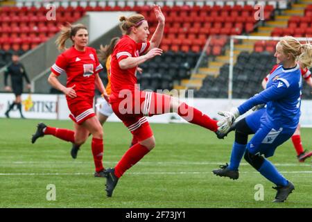 Airdrie, Lanarkshire, Écosse, Royaume-Uni. 4 avril 2021. Action du 1er match après le verrouillage de la Scottish Building Society Scottish Women's Premier League 1 Fixture Motherwell FC vs Forfar Farmington au Penny Cars Stadium, Airdrie, Lanarkshire, 04/04/2021 | Credit Colin Poultney/Alay Live News Banque D'Images