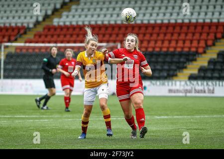 Airdrie, Lanarkshire, Écosse, Royaume-Uni. 4 avril 2021. Action du 1er match après le verrouillage de la Scottish Building Society Scottish Women's Premier League 1 Fixture Motherwell FC vs Forfar Farmington au Penny Cars Stadium, Airdrie, Lanarkshire, 04/04/2021 | Credit Colin Poultney/Alay Live News Banque D'Images