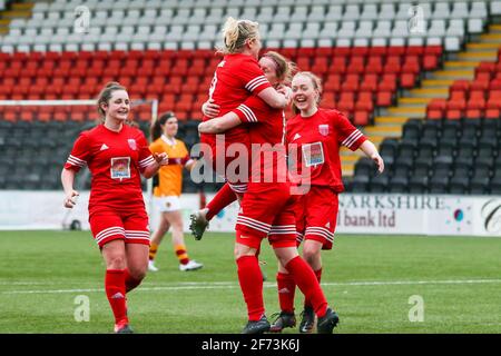 Airdrie, Lanarkshire, Écosse, Royaume-Uni. 4 avril 2021. Action du 1er match après le verrouillage de la Scottish Building Society Scottish Women's Premier League 1 Fixture Motherwell FC vs Forfar Farmington au Penny Cars Stadium, Airdrie, Lanarkshire, 04/04/2021 | Credit Colin Poultney/Alay Live News Banque D'Images