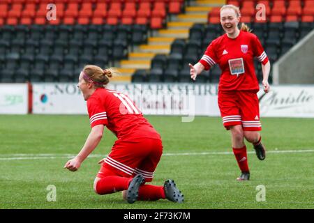 Airdrie, Lanarkshire, Écosse, Royaume-Uni. 4 avril 2021. Action du 1er match après le verrouillage de la Scottish Building Society Scottish Women's Premier League 1 Fixture Motherwell FC vs Forfar Farmington au Penny Cars Stadium, Airdrie, Lanarkshire, 04/04/2021 | Credit Colin Poultney/Alay Live News Banque D'Images