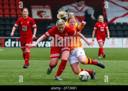 Airdrie, Lanarkshire, Écosse, Royaume-Uni. 4 avril 2021. Action du 1er match après le verrouillage de la Scottish Building Society Scottish Women's Premier League 1 Fixture Motherwell FC vs Forfar Farmington au Penny Cars Stadium, Airdrie, Lanarkshire, 04/04/2021 | Credit Colin Poultney/Alay Live News Banque D'Images