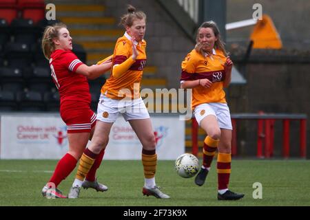 Airdrie, Lanarkshire, Écosse, Royaume-Uni. 4 avril 2021. Action du 1er match après le verrouillage de la Scottish Building Society Scottish Women's Premier League 1 Fixture Motherwell FC vs Forfar Farmington au Penny Cars Stadium, Airdrie, Lanarkshire, 04/04/2021 | Credit Colin Poultney/Alay Live News Banque D'Images