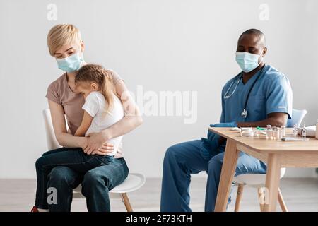 Immunisation et vaccination en pédiatrie et en émotions des enfants Banque D'Images