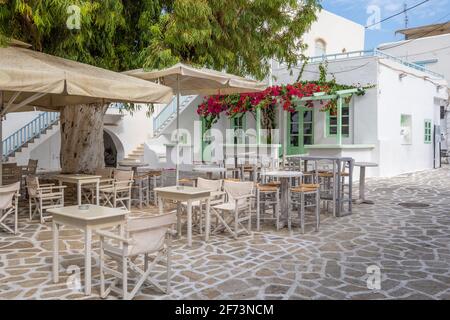 Antiparos, Grèce - 28 septembre 2020: Restaurant de rue sur l'île d'Antiparos. Cyclades, Grèce Banque D'Images