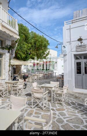 Antiparos, Grèce - 28 septembre 2020: Restaurant de rue sur l'île d'Antiparos. Cyclades, Grèce Banque D'Images