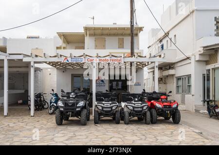 Antiparos, Grèce - 28 septembre 2020 : des motos Quad à louer attendent les clients dans la rue d'Antiparos. Grèce Banque D'Images