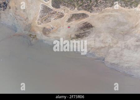 Lac de séchage à la suite des changements climatiques - estuaire de Kuyalnitsky. Fond sablonneux d'un lac séché. Vue depuis l'hélicoptère Banque D'Images