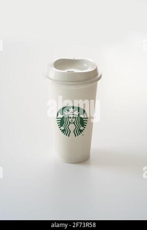 Londres, Angleterre - 12 MARS 2021 : tasse de café Starbucks Isolate. Starbucks est le plus grand café au monde avec plus de 20,000 magasins dans 61 pays. Banque D'Images