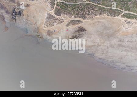 Lac de séchage à la suite des changements climatiques - estuaire de Kuyalnitsky. Fond sablonneux d'un lac séché. Vue depuis l'hélicoptère Banque D'Images