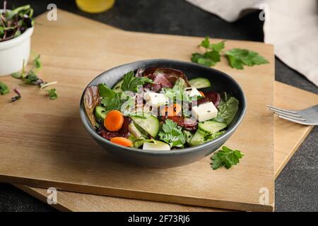 Bol de salade fraîche avec légumes sur la table, en gros plan Banque D'Images