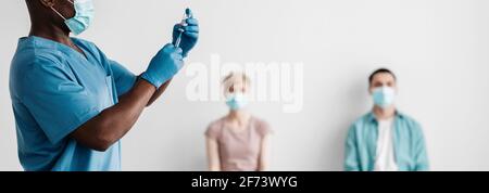 Plusieurs personnes attendent en file d'attente pour obtenir des photos de Covid-19 infection à l'hôpital Banque D'Images