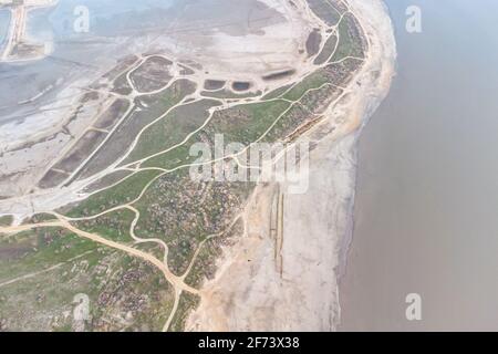 Lac de séchage à la suite des changements climatiques - estuaire de Kuyalnitsky. Fond sablonneux d'un lac séché. Vue depuis l'hélicoptère Banque D'Images