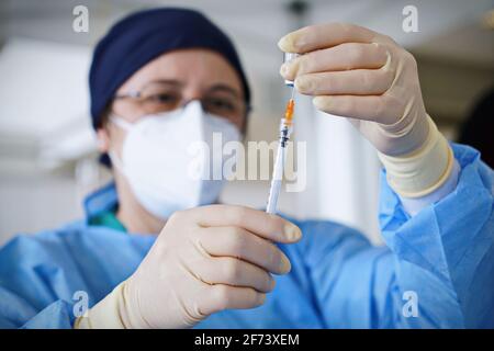 Préparation de seringues avec une dose de vaccin prête pour l'inoculation dans le centre de vaccination italien. Turin, Italie - avril 2021 Banque D'Images