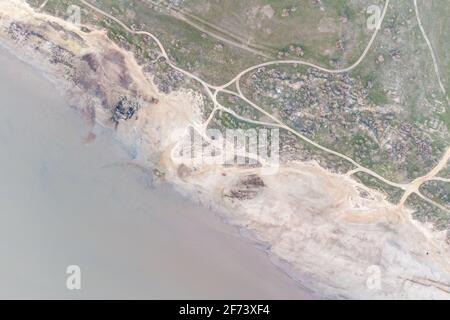 Lac de séchage à la suite des changements climatiques - estuaire de Kuyalnitsky. Fond sablonneux d'un lac séché. Vue depuis l'hélicoptère Banque D'Images
