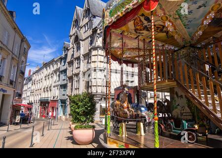 Angers, France - 23 août 2019 : carrousel à la place Sainte-Croix et maison d'Adam ou maison d'Adam en arrière-plan au centre-ville d'Angers Banque D'Images