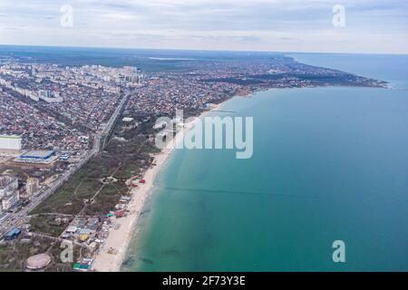 Vue sur la ville d'Odessa, la plage de Luzanovka, la mer Noire et l'estuaire de Kuyalnitsky. Photo d'un hélicoptère. Banque D'Images