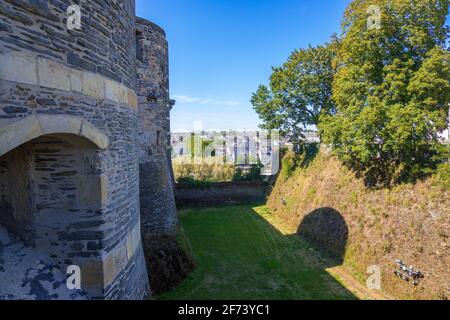 Angers, France - 23 août 2019 : les murs extérieurs et les jardins formels de l'ancien château médiéval d'Angers dans le Maine-et-Loire en France. Banque D'Images