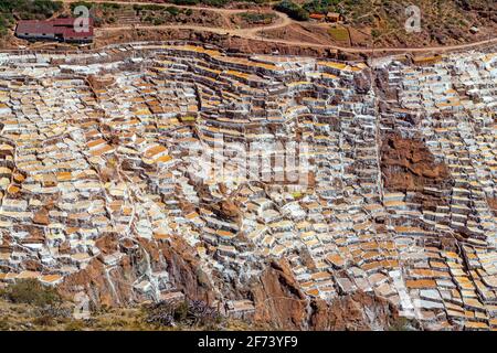 Paysage aérien des terrasses de l'étang de sel de Maras, Vallée Sacrée de l'Inca, province de Cusco, Pérou. Banque D'Images