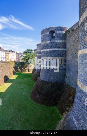 Angers, France - 23 août 2019 : les murs extérieurs et les jardins formels de l'ancien château médiéval d'Angers dans le Maine-et-Loire en France. Banque D'Images
