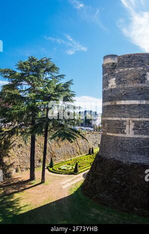 Angers, France - 23 août 2019 : les murs extérieurs et les jardins formels de l'ancien château médiéval d'Angers dans le Maine-et-Loire en France. Banque D'Images