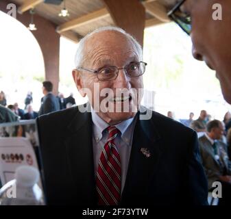 Johns Creek, GA, États-Unis. 3 avril 2021. VINCE DOOLEY, 88 ans, entraîneur de football légendaire de l'Université de GeorgiaÃs et directeur de l'athlétisme, a été intronisé au Temple de la renommée militaire de GeorgiaÃs le 3 avril. Dooley a servi comme capitaine dans le corps des Marines des États-Unis et a été reconnu pour son « leadership et son service désintéressé à l'humanité ». Il a pris sa retraite de l'UGA en 2004.photo : Dooley discute avec les invités lors de la cérémonie d'induction crédit : Robin Rayne/ZUMA Wire/Alay Live News Banque D'Images