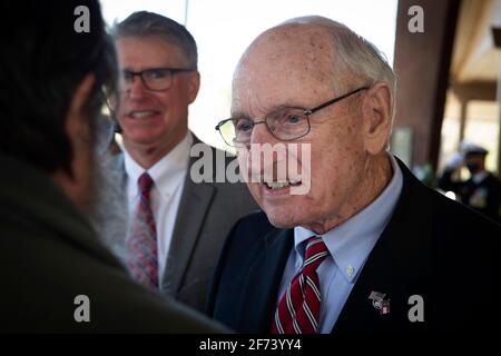 Johns Creek, GA, États-Unis. 3 avril 2021. VINCE DOOLEY, 88 ans, entraîneur de football légendaire de l'Université de GeorgiaÃs et directeur de l'athlétisme, a été intronisé au Temple de la renommée militaire de GeorgiaÃs le 3 avril. Dooley a servi comme capitaine dans le corps des Marines des États-Unis et a été reconnu pour son « leadership et son service désintéressé à l'humanité ». Il a pris sa retraite de l'UGA en 2004.photo : Dooley discute avec les invités lors de la cérémonie d'induction crédit : Robin Rayne/ZUMA Wire/Alay Live News Banque D'Images