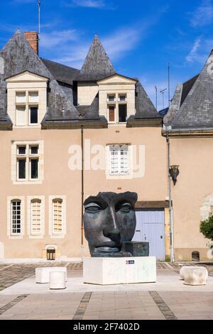 Angers, France - 23 août 2019 : la sculpture du visage d'une femme par le sculpteur franco-polonais Igor Mitoraj, sur la place Saint-Eloi, au centre-ville d'Angers Banque D'Images