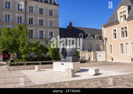 Angers, France - 23 août 2019 : la sculpture du visage d'une femme par le sculpteur franco-polonais Igor Mitoraj, sur la place Saint-Eloi, au centre-ville d'Angers Banque D'Images