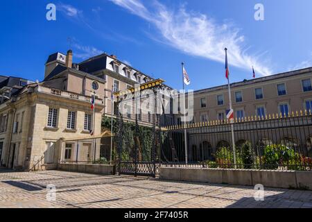Angers, France - 23 août 2019 : Préfecture d'Angers sur la place Michel Debri au centre-ville d'Angers dans le Maine et Loire, France Banque D'Images