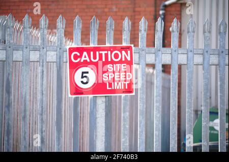 Autocollant de sécurité de vitesse du chantier de construction à 5 km/h, Angleterre Banque D'Images