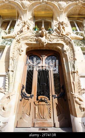 Ancienne porte ornée à Paris, France - ancien immeuble typique. Banque D'Images