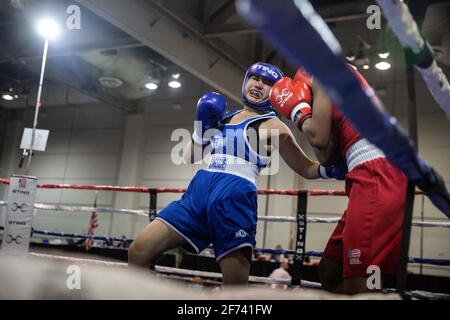 Shreveport, Louisiane, États-Unis. 3 avril 2021. Stephanie Martinez de Monroe, NY combat Dannia Armwood de Philadelphie, PA dans les finales des Championnats nationaux de boxe des États-Unis 2020 à Shreveport, LA Credit: Allyse Pulliam/ZUMA Wire/Alay Live News Banque D'Images