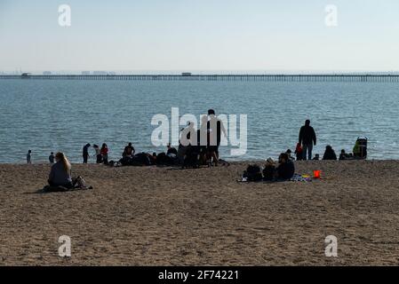 Southend, Essex, Royaume-Uni 4 avril 2021 : les visiteurs du bord de mer de Southend apprécient la détente des restrictions de verrouillage du Royaume-Uni lors d'un séjour ensoleillé de Pâques à la banque. Banque D'Images