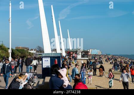 Southend, Essex, Royaume-Uni 4 avril 2021 : les visiteurs du bord de mer de Southend apprécient la détente des restrictions de verrouillage du Royaume-Uni lors d'un séjour ensoleillé de Pâques à la banque. Banque D'Images